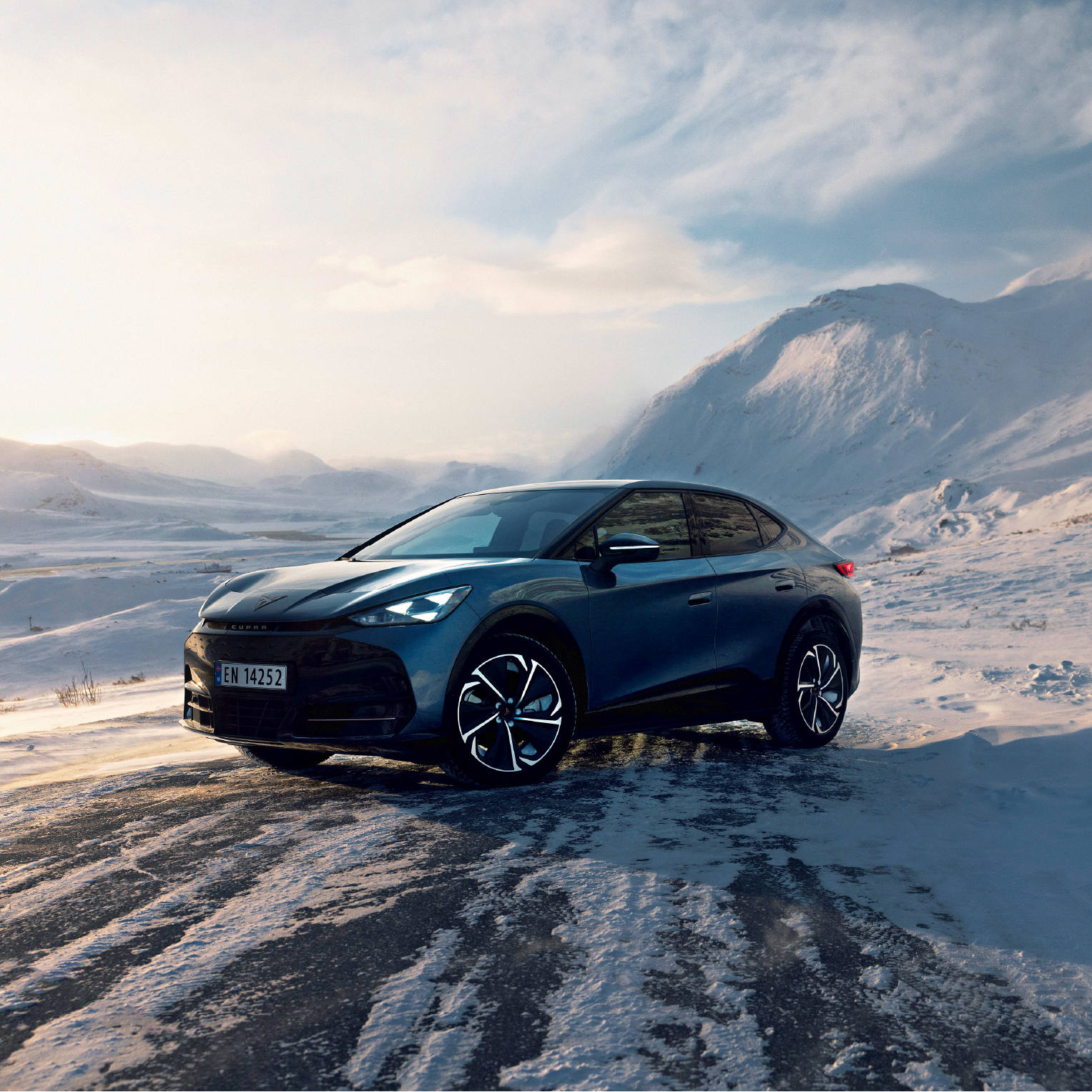 CUPRA Tavascan med firehjulstrekk på snø og is