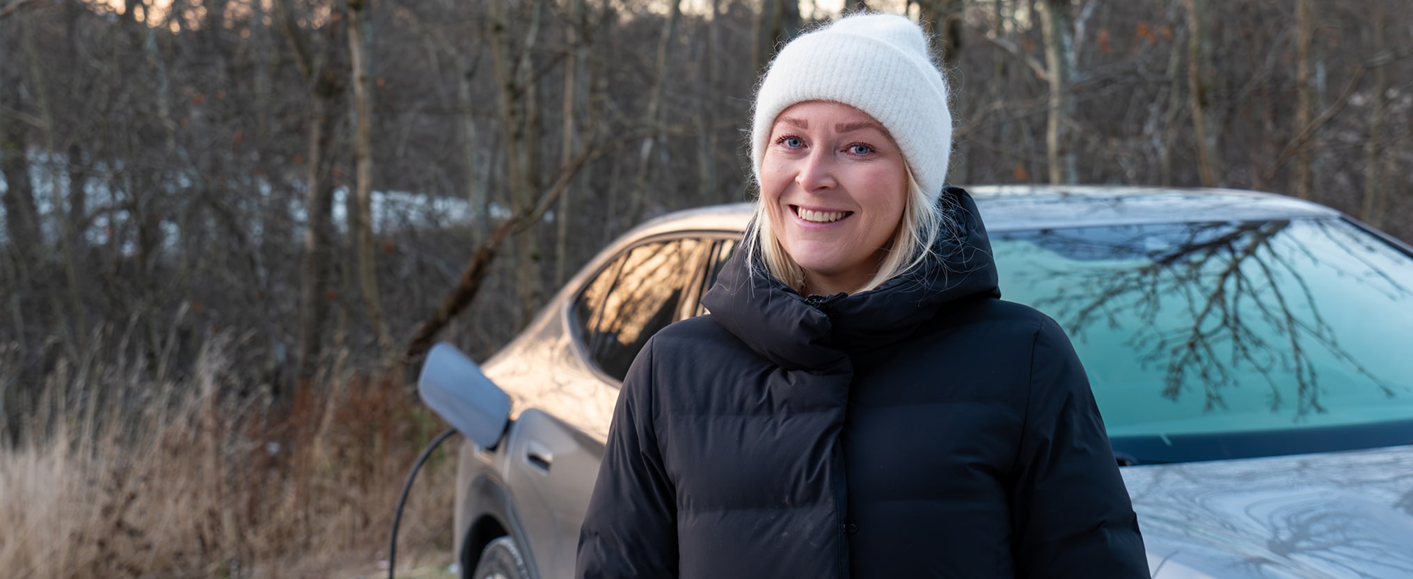 produktsjef foran en cupra tavascan som lader i kulden