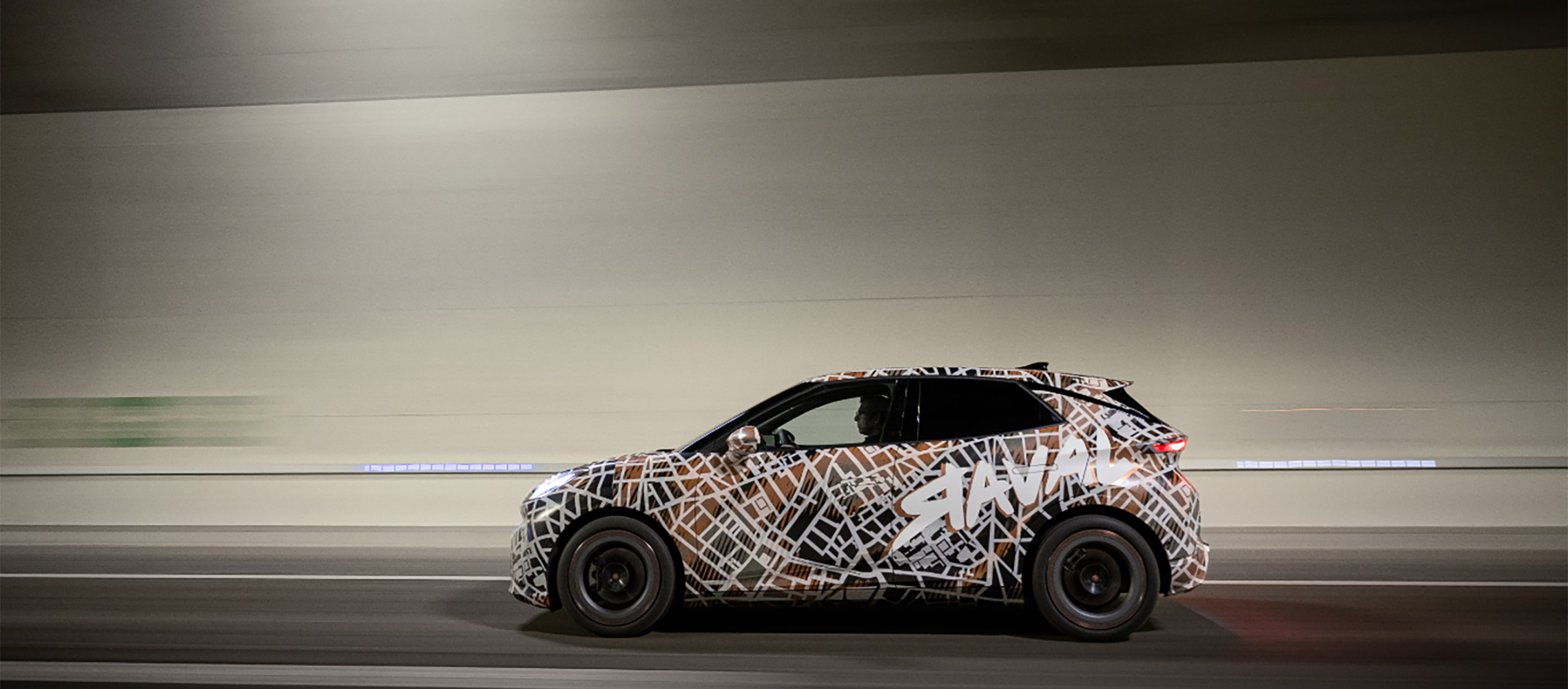 CUPRA Raval på veien fra siden