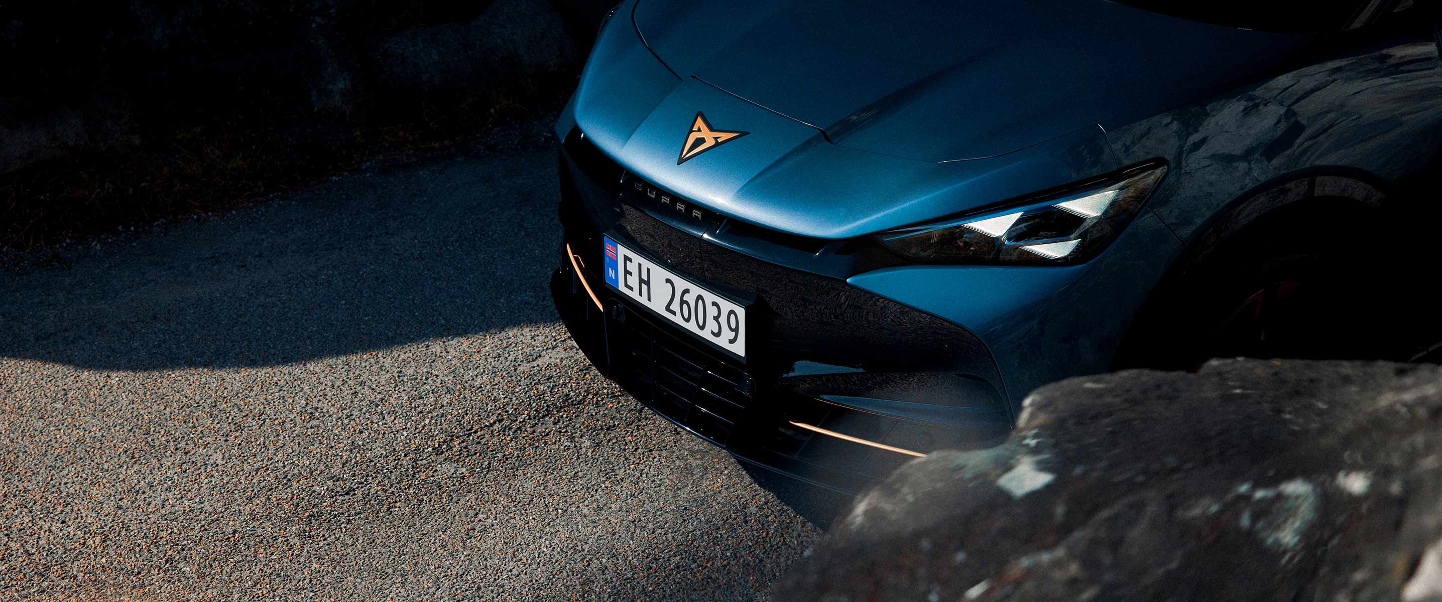 cupra tavascan i tavascan blue med logo synlig i front
