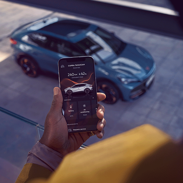mobiltelefon med mycupra-app på skjermen foran en cupra tavascan