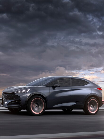 cupra tavascan sett fra siden i fart