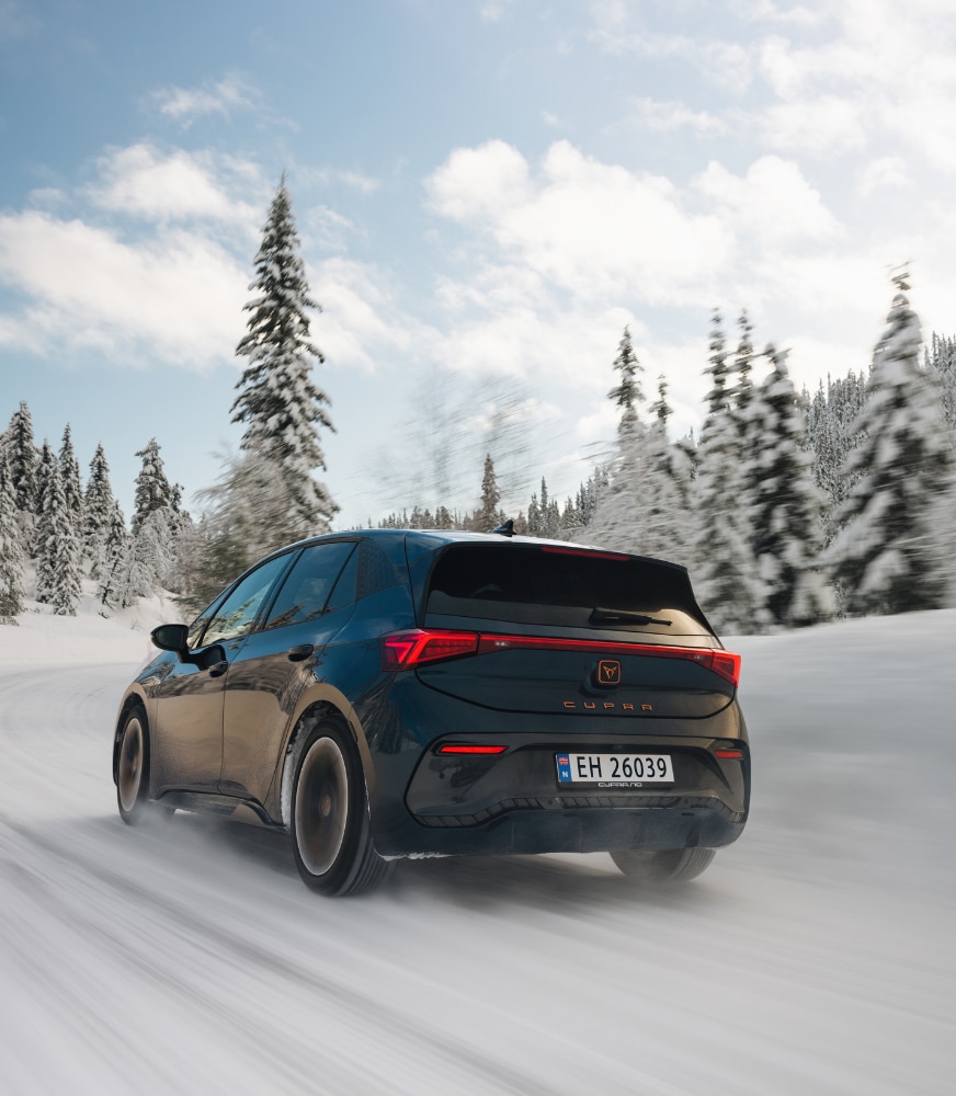 cupra%20born%20i%20aurora%20blu%20på%20vintervei