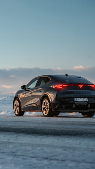 En person holder CUPRA-logoen