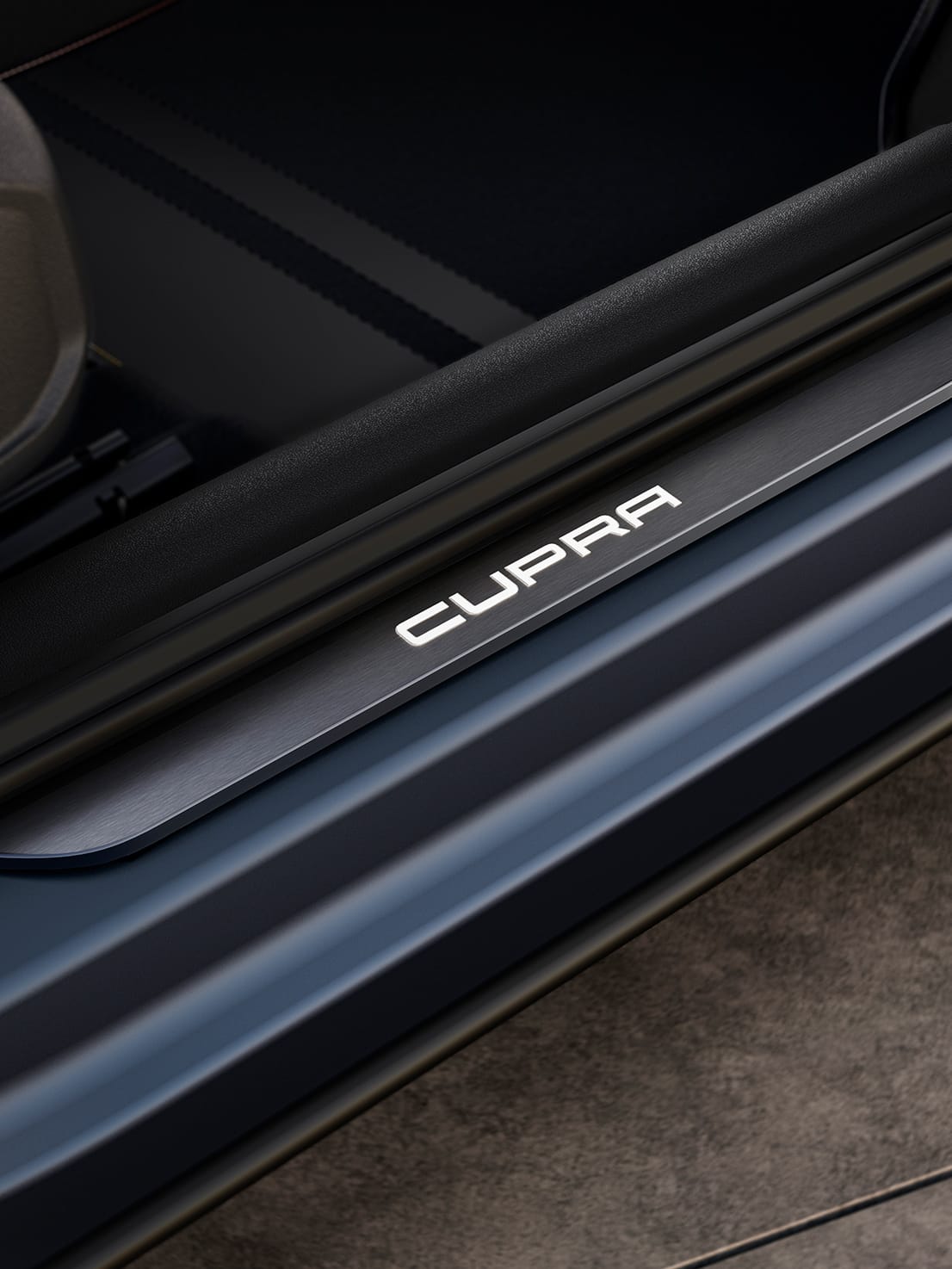 Nye CUPRA Formentor kompakt-SUV med belyst CUPRA-signatur på innstigningslistene. 