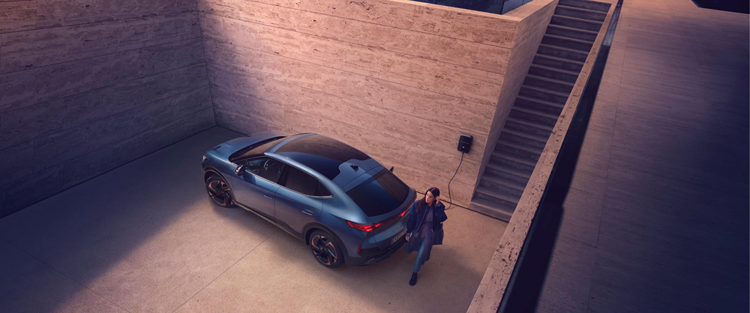 cupra elbil ved ladestasjon